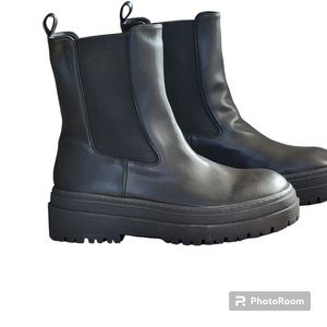 Good American Chelsea Style Pull On Lug Sole Boot Size 10 NWOT